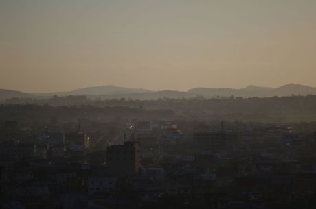 le horizon se perd dans le smog... le quartier "67 hectares" dans l'ouest de Tana